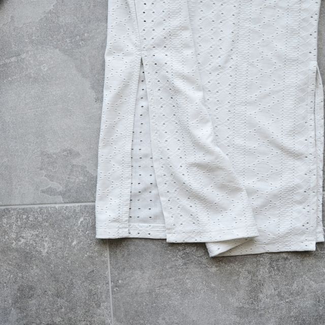 Canotta bianca ricamata con spacchi laterali