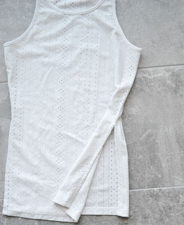 Canotta bianca ricamata con spacchi laterali