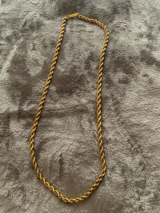 Cadena chapada en oro