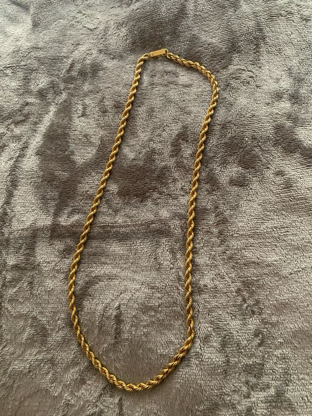 Cadena chapada en oro