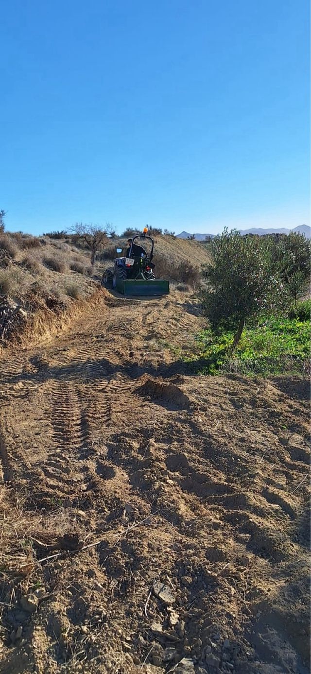 Se hacen trabajos con el tractor