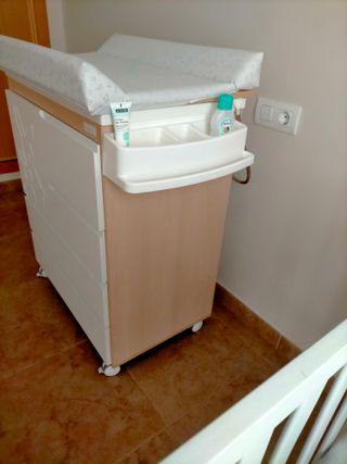 Cuna y cómoda con bañera y cambiador Mi Cuna