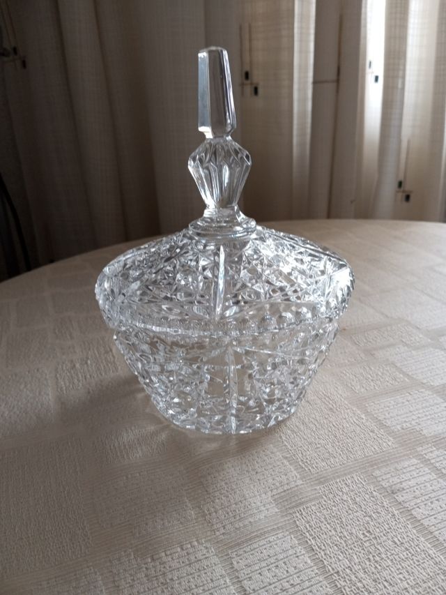 Bombonera de cristal. Preciosa.