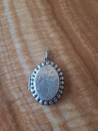 Guarda pelo o relicario de plata de ley macizo.y