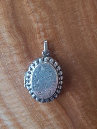Guarda pelo o relicario de plata de ley macizo.y