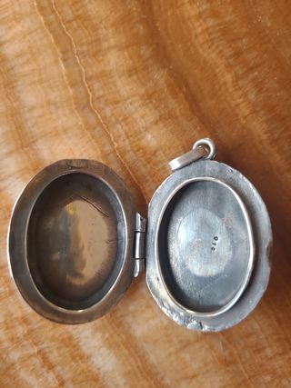 Guarda pelo o relicario de plata de ley macizo.y
