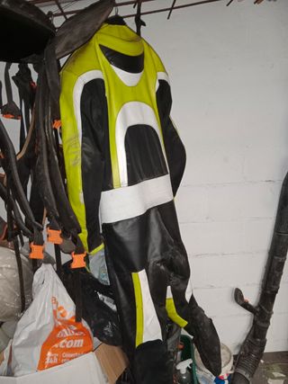 Mono de una pieza, de cuero y cordura.