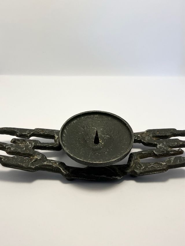 Candelabro brutalista de hierro