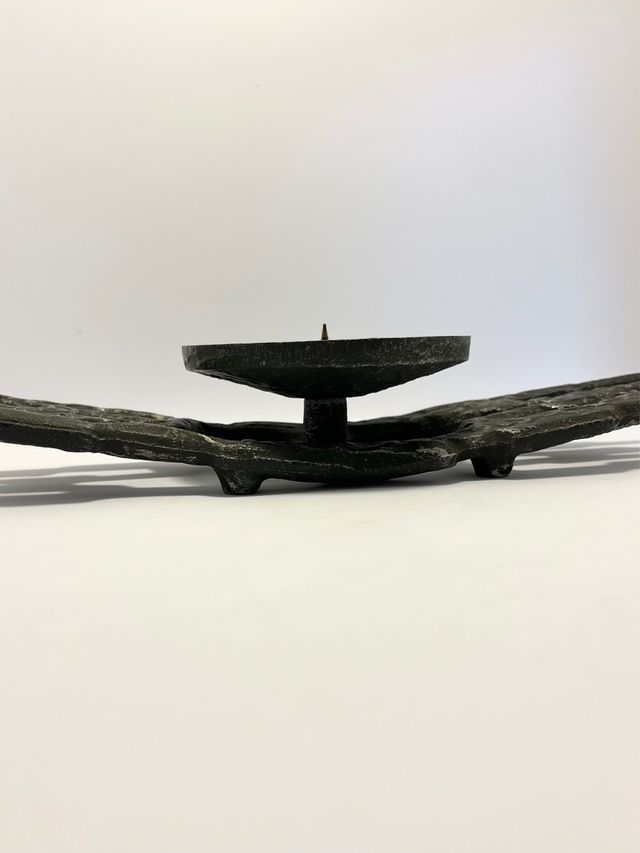 Candelabro brutalista de hierro