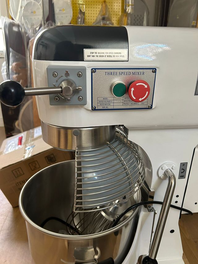 PLANETARIA 20 LT PARA BATIR,MEZCLAR Y AMASAR