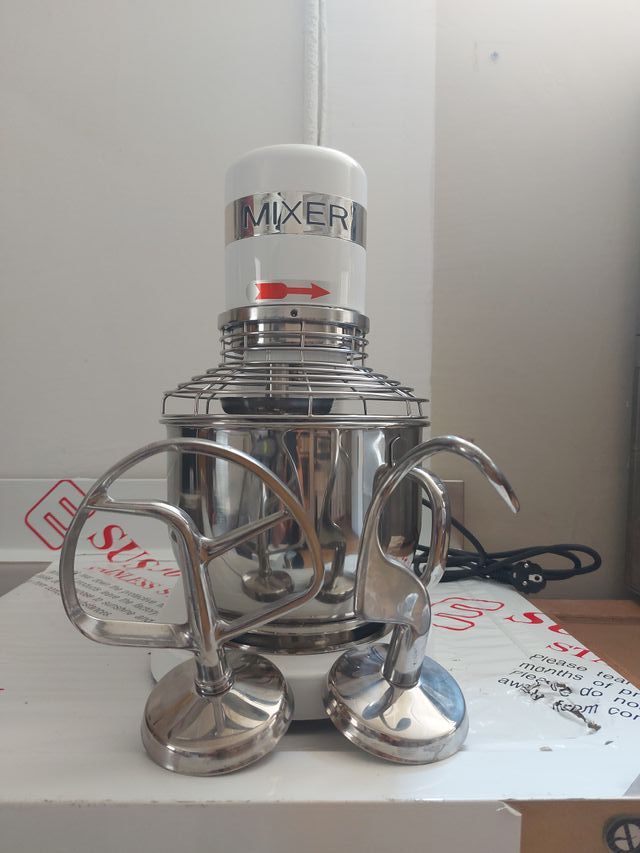 PLANETARIA AP5 PARA BATIR, MEZCLAR Y AMASAR