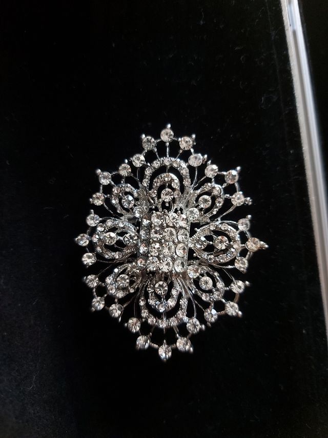 Broche de piedras preciosas