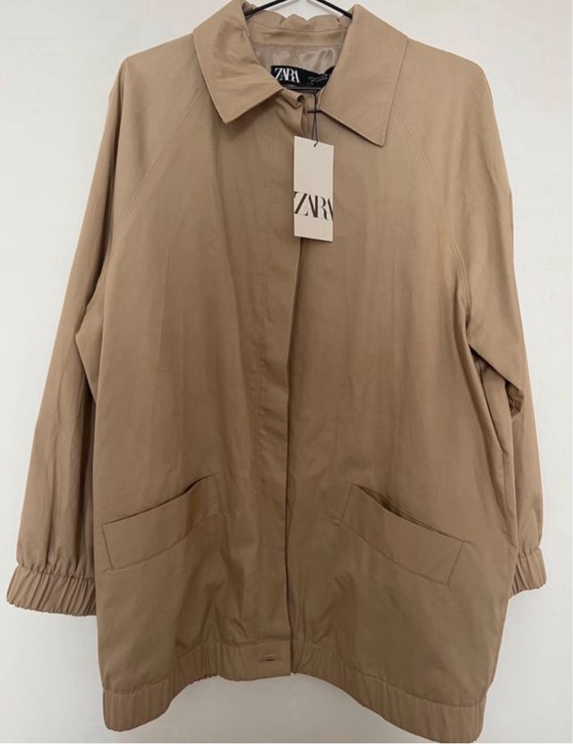 Zara. Gabardina corta. Talla S