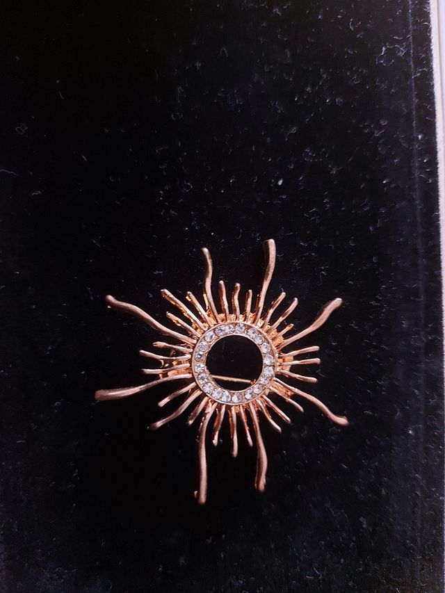 Broche de piedras preciosas