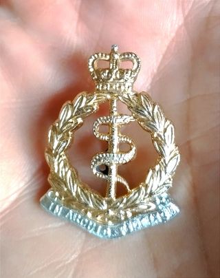 Lote insignias militares varios países (1)