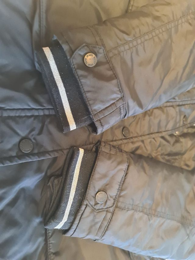 Abrigo Pepe Jeans negro con capucha