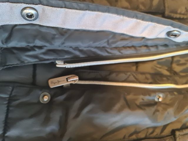 Abrigo Pepe Jeans negro con capucha