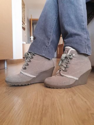 Botín de mujer con borreguito y tacón ancho