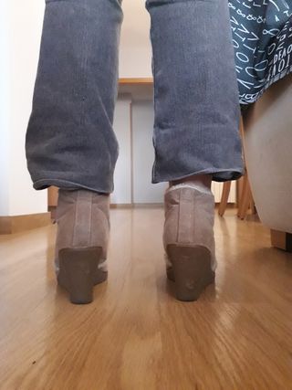 Botín de mujer con borreguito y tacón ancho