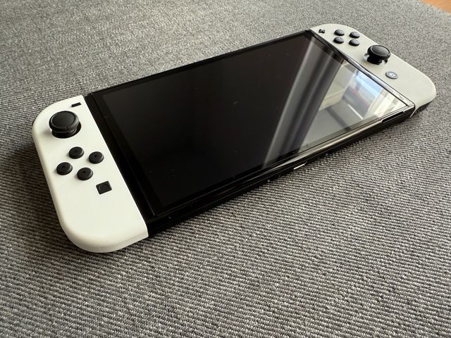Nintendo Switch OLED + Gioco + microSD da 128 GB