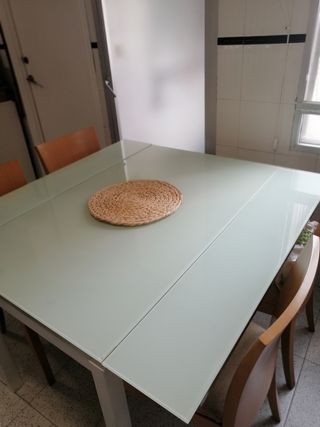 Mesa de comedor y cocina de cristal