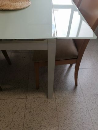 Mesa de comedor y cocina de cristal