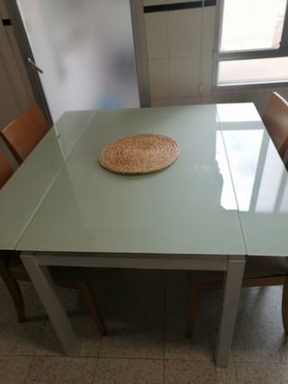 Mesa de comedor y cocina de cristal