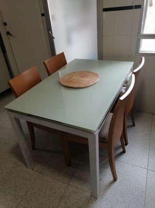 Mesa de comedor y cocina de cristal
