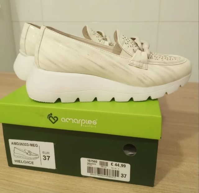 Zapatos nuevos, color hielo. Modernos, comodísimos