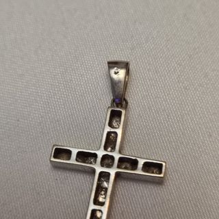 Cruz oro blanco y 17 diamantes