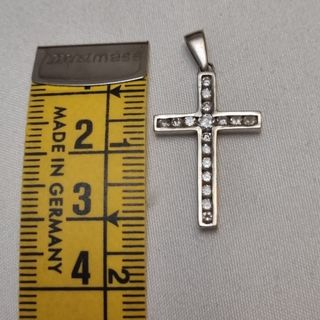 Cruz oro blanco y 17 diamantes