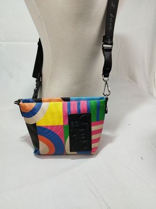 Bolso pequeño desigual 