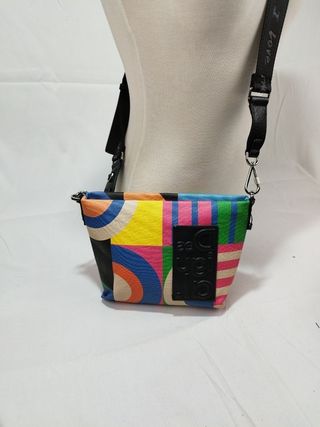 Bolso pequeño desigual 