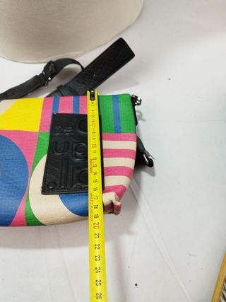 Bolso pequeño desigual 