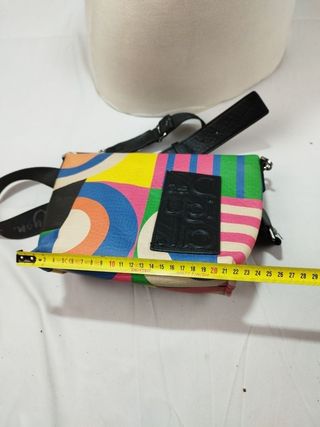 Bolso pequeño desigual 