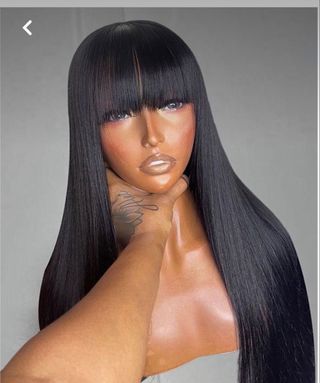 Peluca natural con flequillo negra efecto raiz