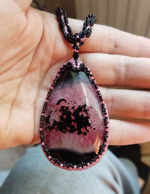 Collana con grande pendente in Agata rosa crackle.