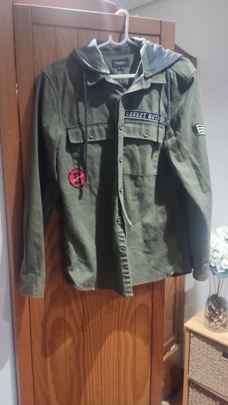 Camisa tipo militar con capucha