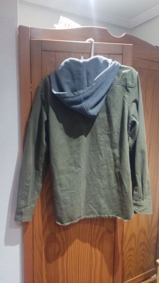 Camisa tipo militar con capucha