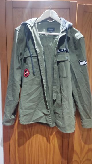 Camisa tipo militar con capucha