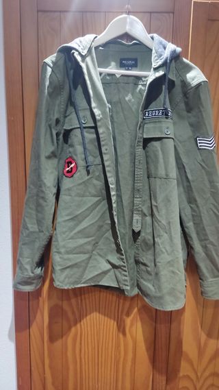 Camisa tipo militar con capucha