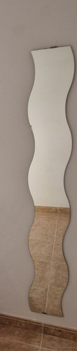 Espejo de cuerpo entero colgado en pared