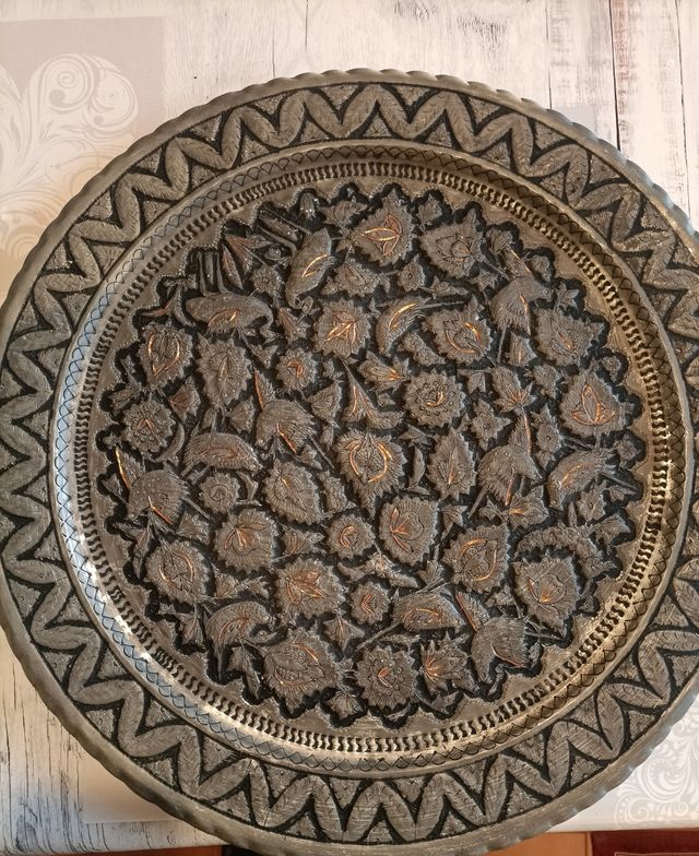 Piatto in rame persiano cesellato