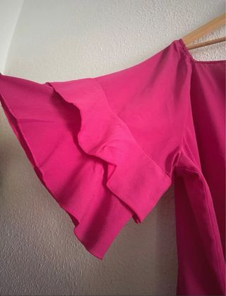 Blusa con volantes fucsia 
