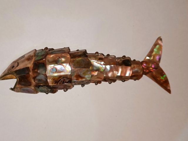 Abridor de botellas con forma de pez articulado