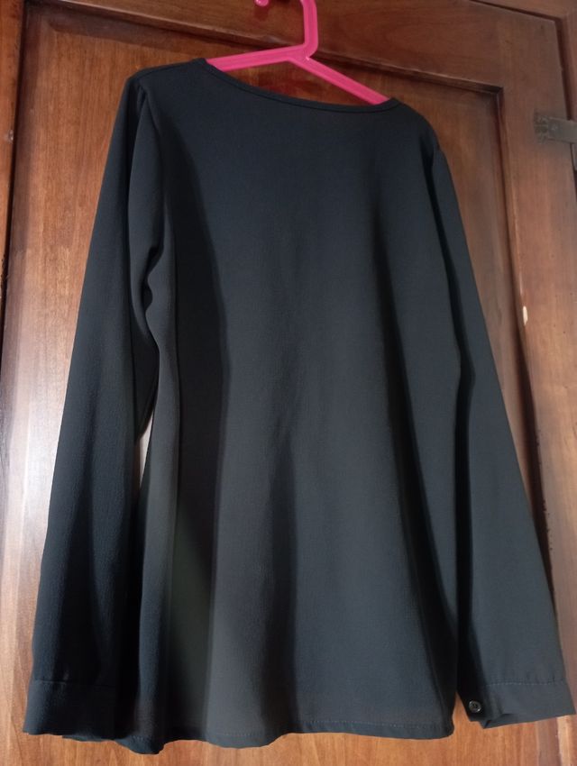 Blusa nera con bottoncino sul collo