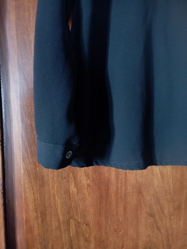 Blusa nera con bottoncino sul collo