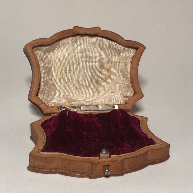 antiguo Estuche para pendientes de madera