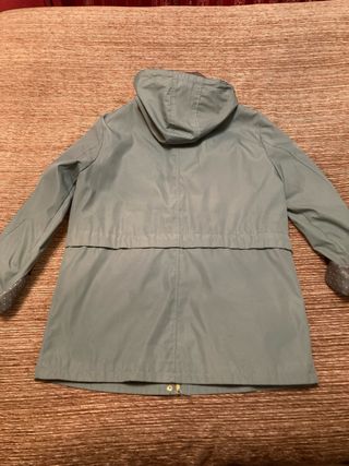 Parka verde con gorro extraible