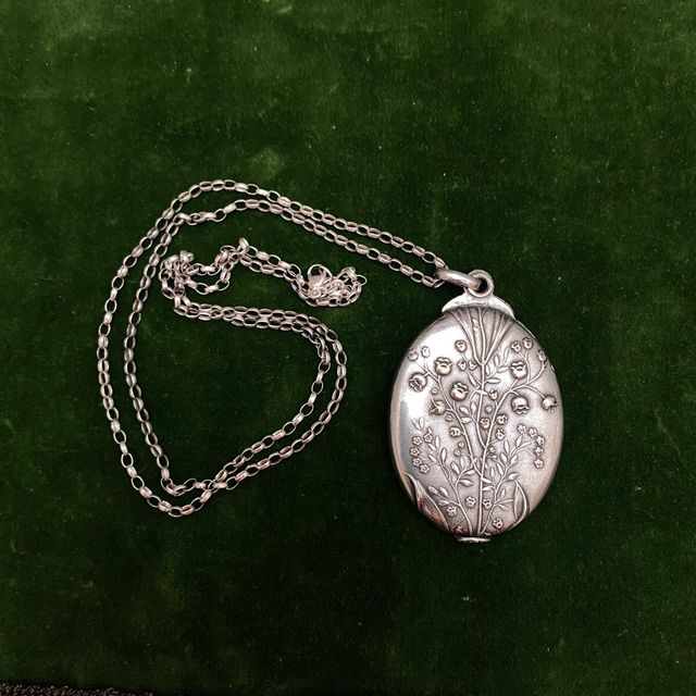 gran Vintage oval flor de plata locket